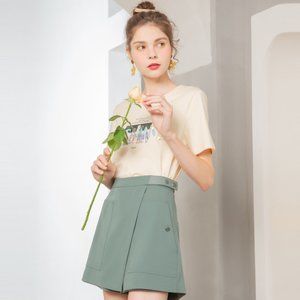 Casual shorts with high waist pockets